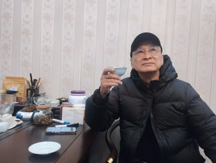 Theo thói quen, trước khi đi ngủ, Aaba thường uống trà chín. · 24.02.2025