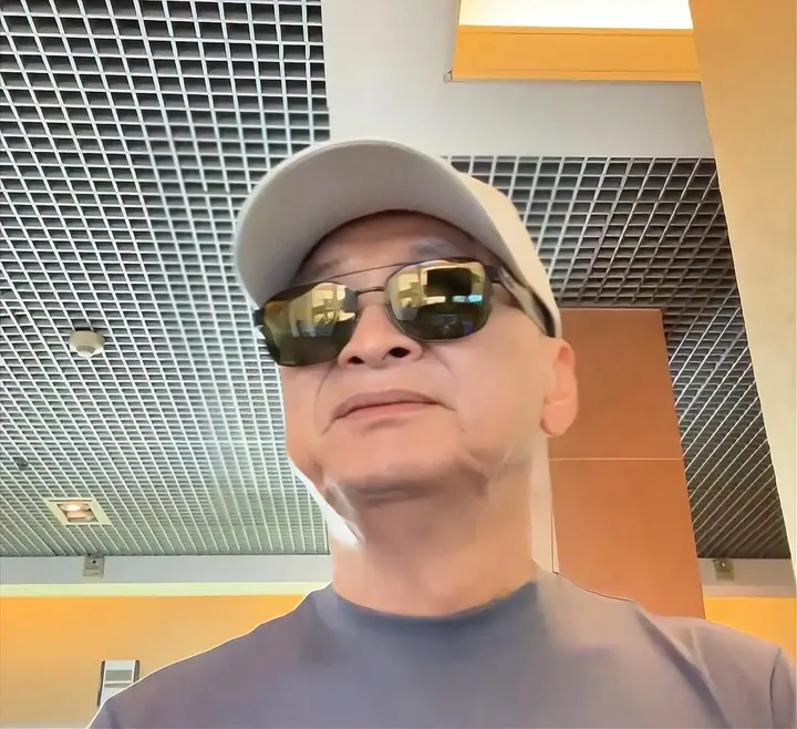 Sáng nay, giữa những tiếng tạ va chạm và hơi thở trong phòng Gym ở Bangkok, · 03.11.2025